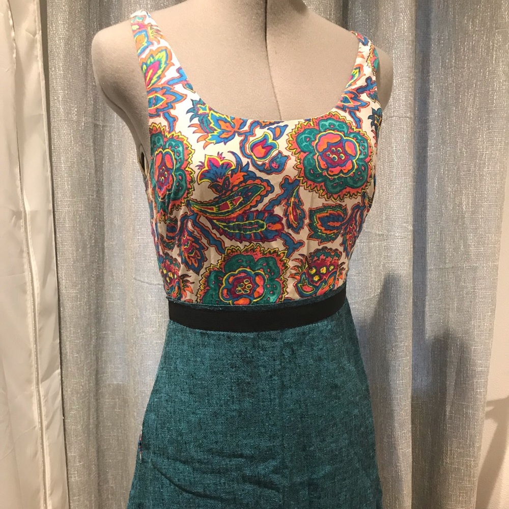 Adorable mini dress with 60’s print and pockets!!